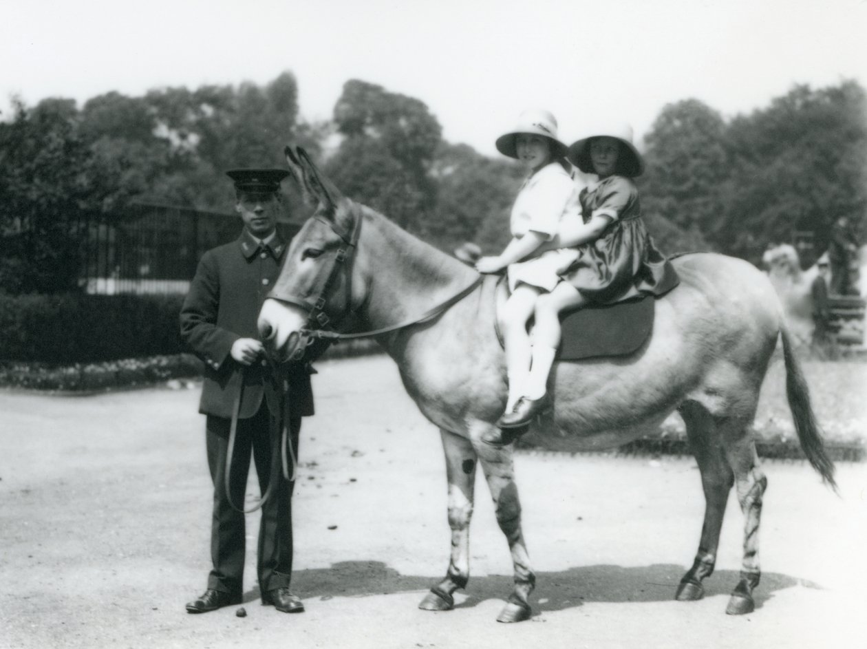 Kıçına binen iki genç kız, Londra Hayvanat Bahçesi, Ağustos 1922 (bw fotoğraf) by Frederick William Bond