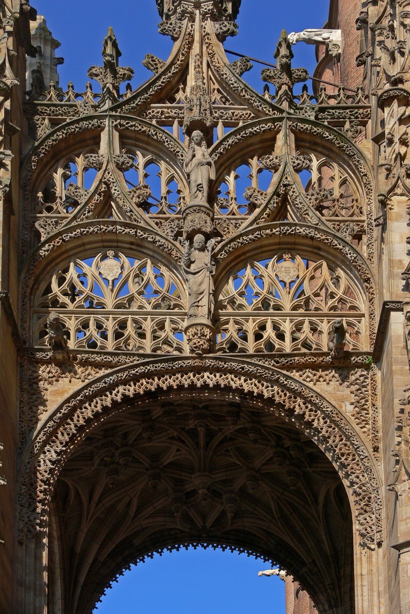 Güney kapısının üstündeki oyma by French School