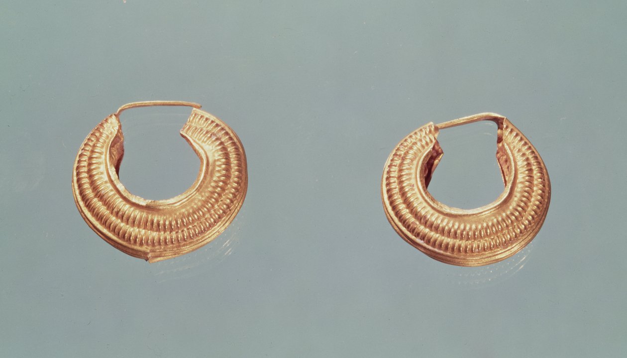 Bir çift küpe, Saint-Jean-de-Tourbe, Tene I, c.475-0 M.Ö. (altın) by Gaulish