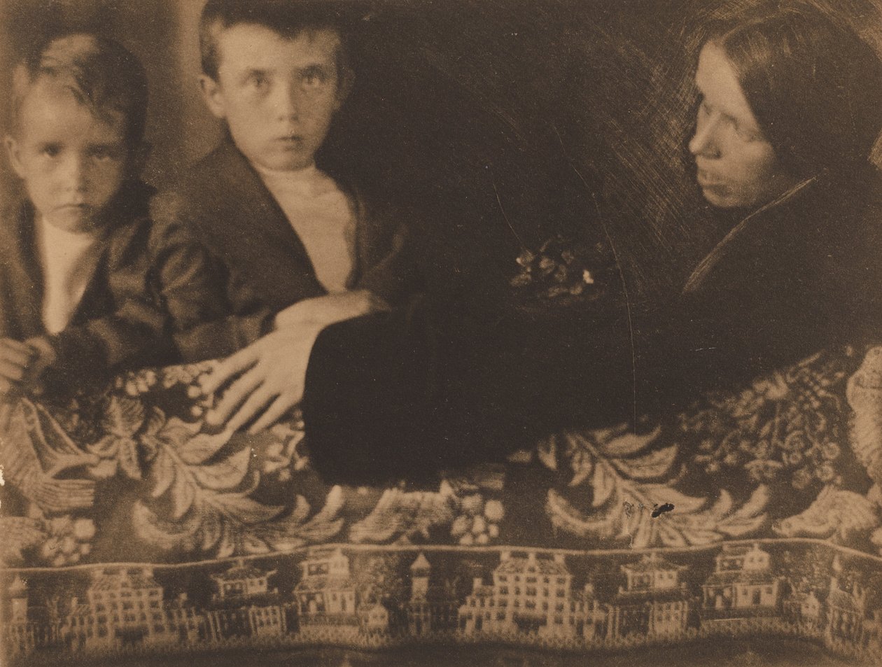 Aile Grubu (Bayan White, Maynard & Lewis) by Gertrude Käsebier