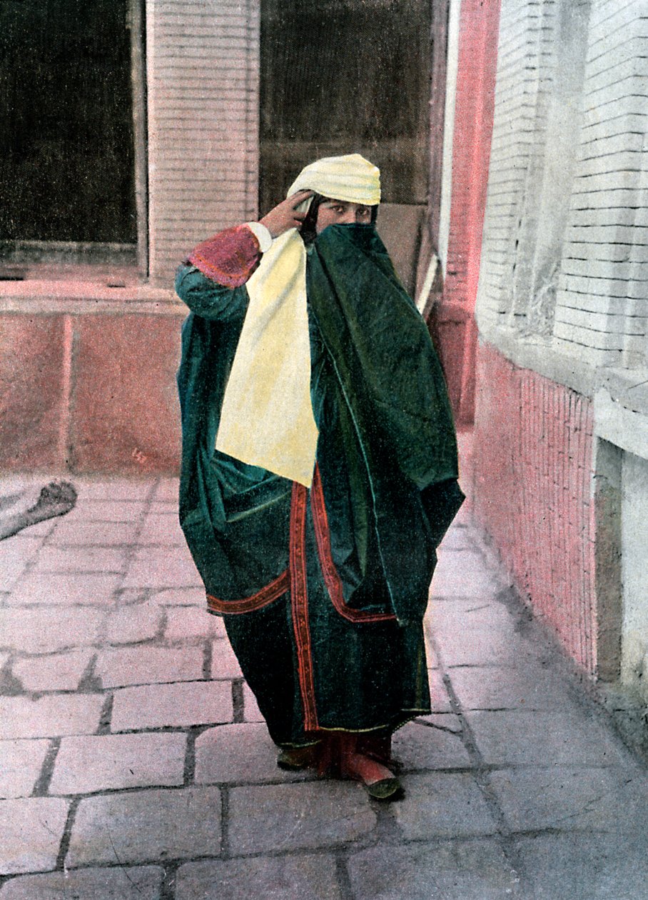 Geleneksel kostümlü İranlı kadın, c1890. by Gillot