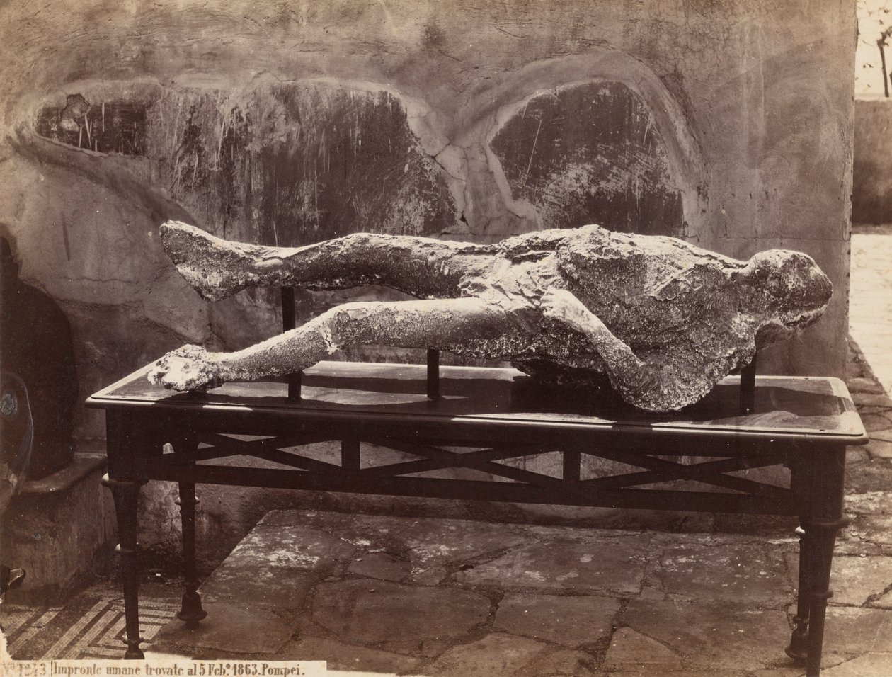 İnsan Ayak İzleri, Pompeii [İnsan Oyuncuları, Pompeii] by Giorgio Sommer