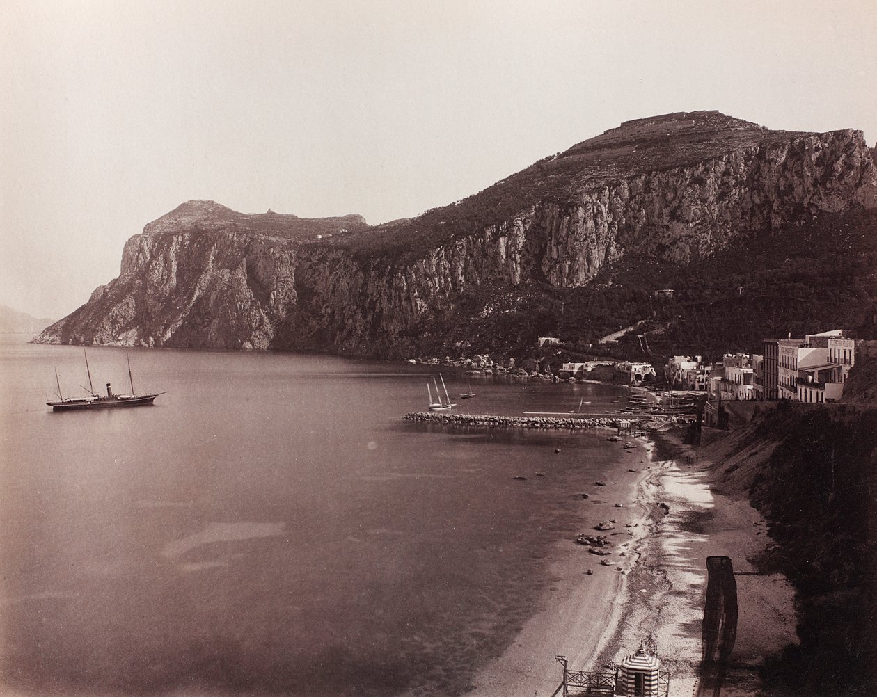 Capri'nin panoramik manzarası by Giorgio Sommer