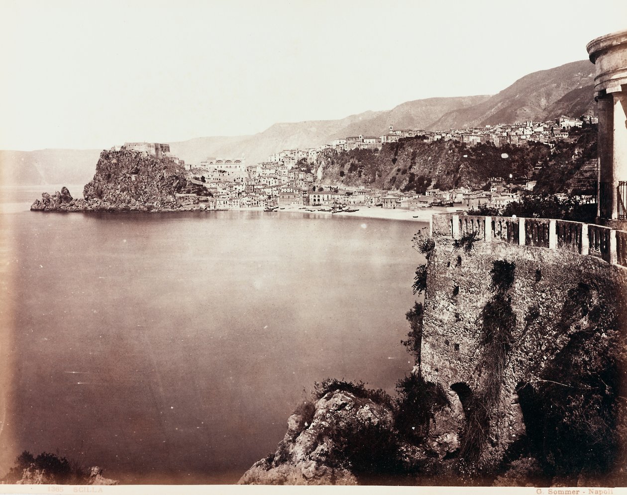 Scilla'nın görünümü by Giorgio Sommer
