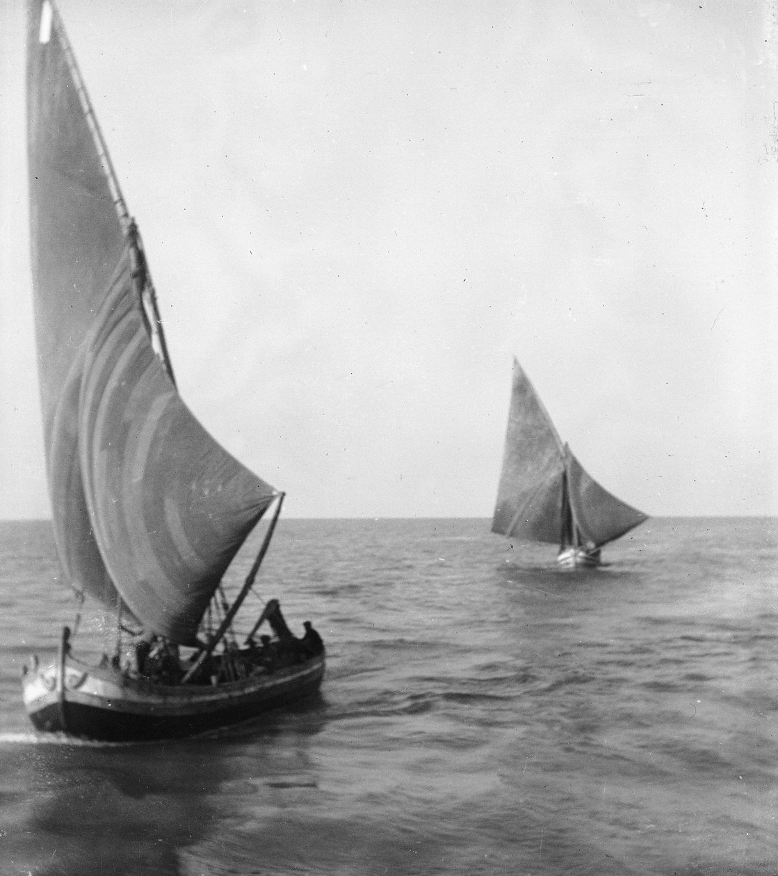 Gemide insanlarla yelkenli tekneler by Phillipe de Marlier
