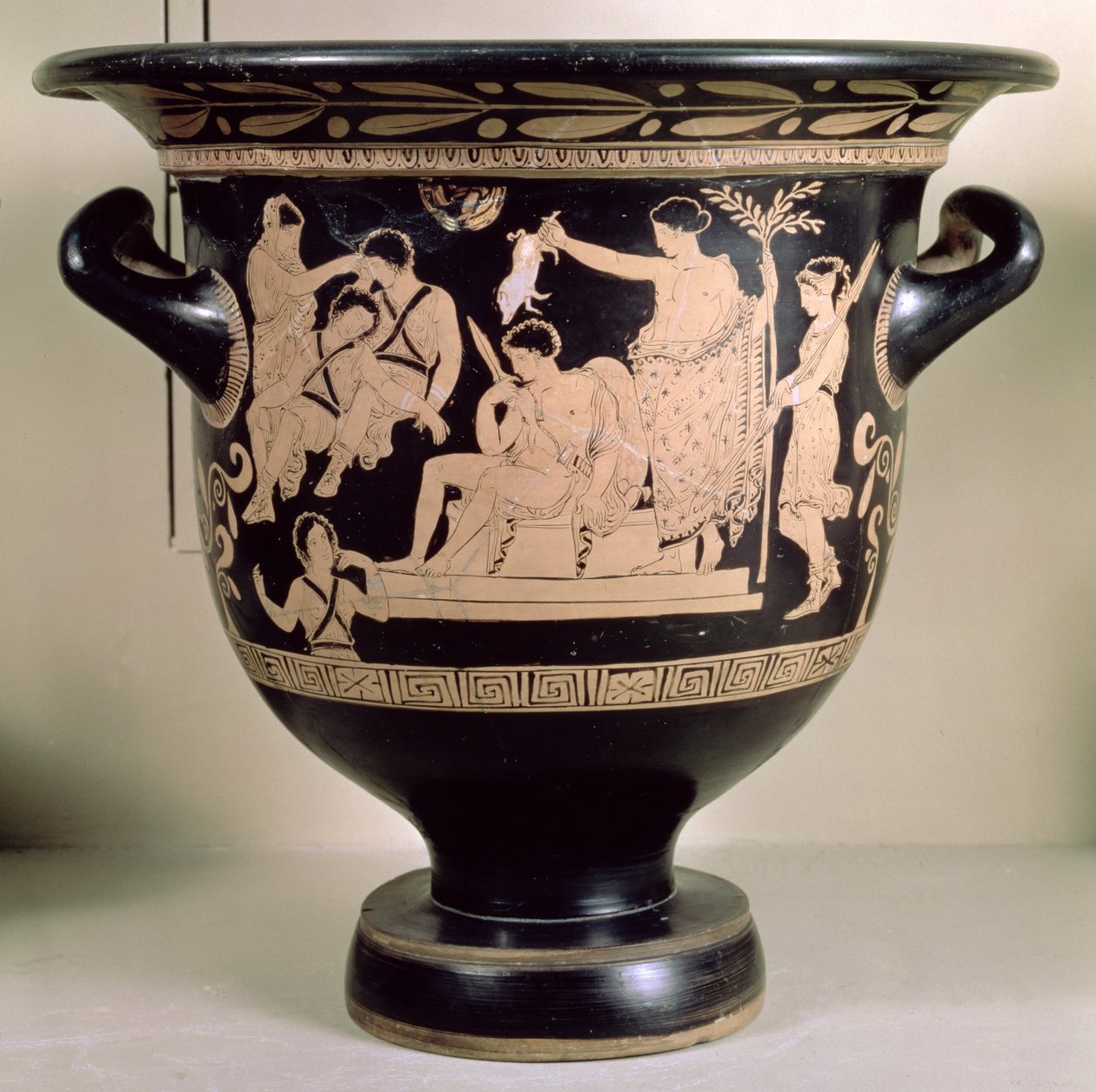 Apulian Eumenides Ressamı'na atfedilen, Delphi'deki Apollon tapınağında Orestes'i yakar olarak tasvir eden tavan arası kırmızı figürlü krater (detay için 92568'e bakınız) by Greek
