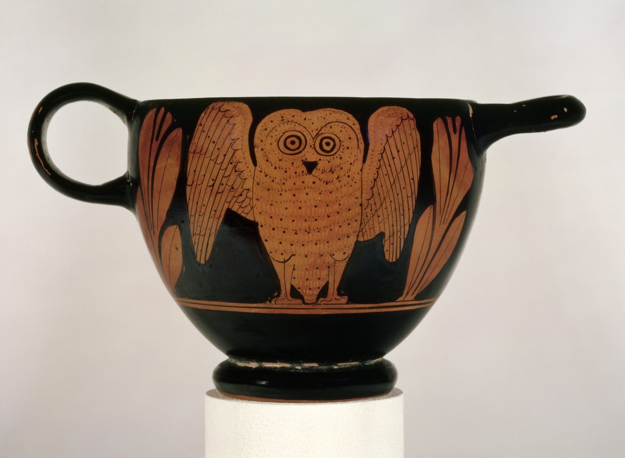 Tavan arası kırmızı figürlü skyphos uzanmış kanatlı bir baykuş (çömlek) by Greek