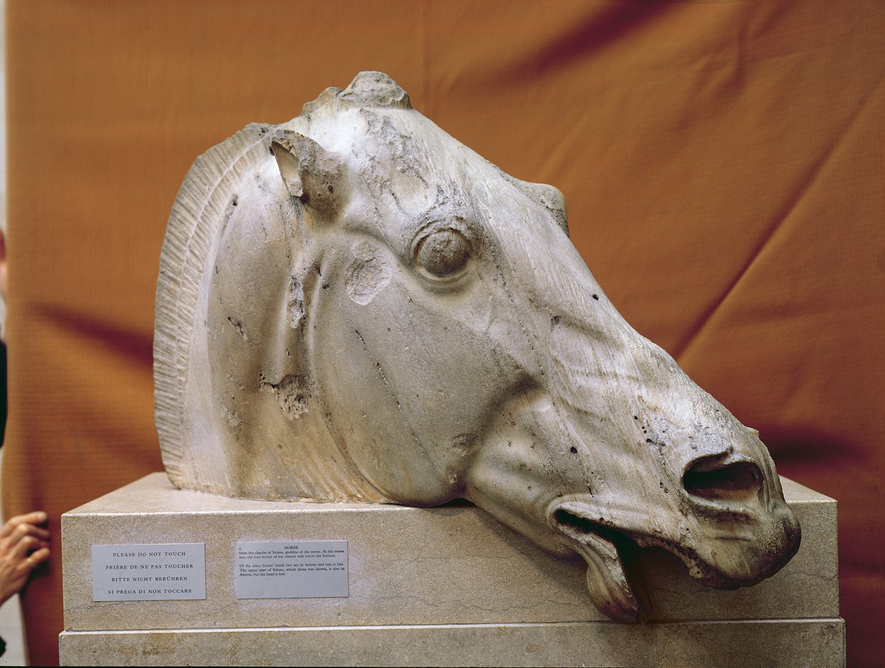 Selene'nin Atının Başı by Greek