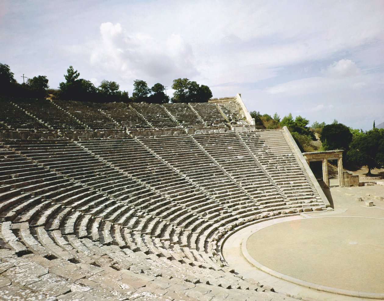 Tiyatronun görünümü, MÖ 360 dolayları by Greek School
