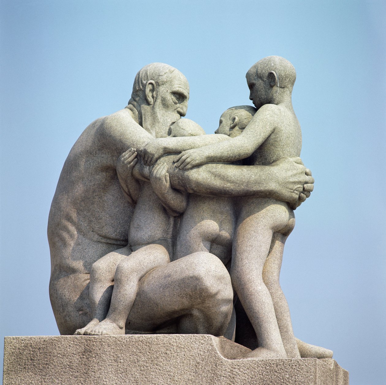 Yaşlı Adam Kucaklayan Dört Genç Erkek by Gustav Vigeland