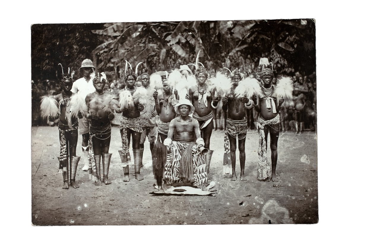 Kamerun şefi kadınlarıyla birlikte, Kamerun, 1930 dolayları (jelatin gümüş baskı) by H. S. Freeman