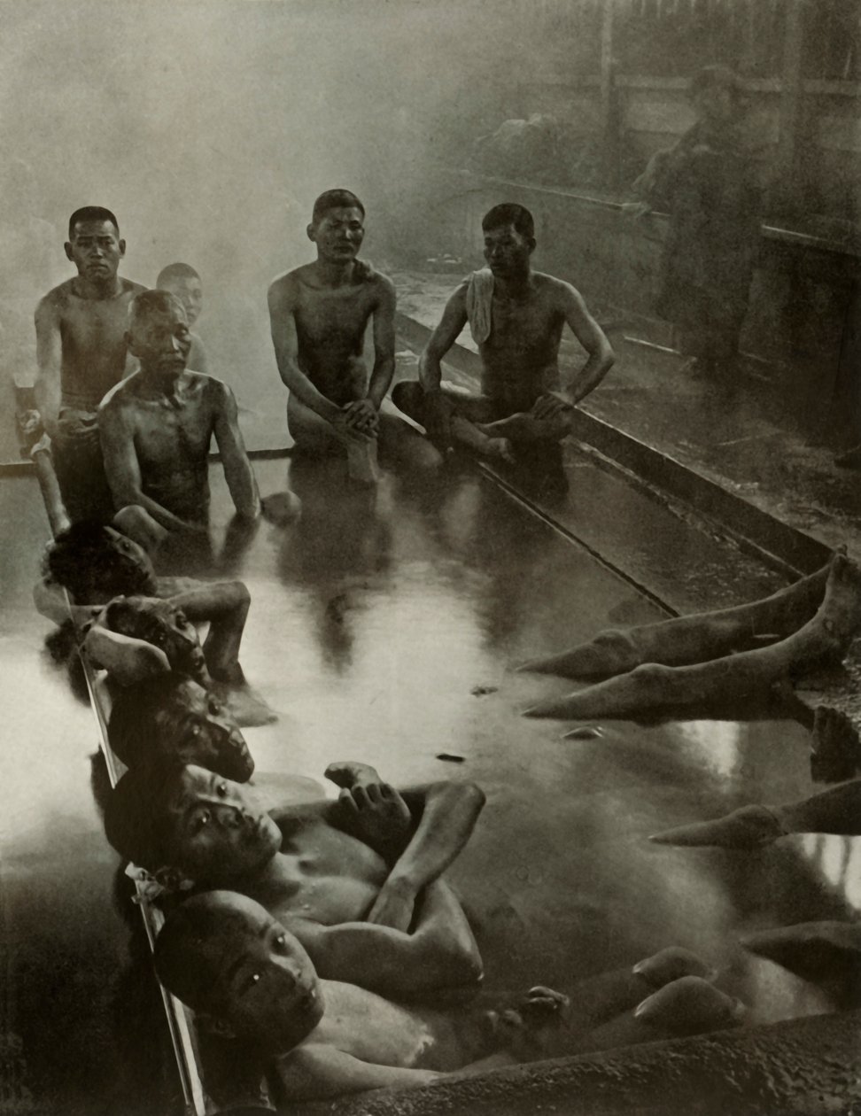 Kanawa'da Bir Hamam, 1910. by Herbert Ponting