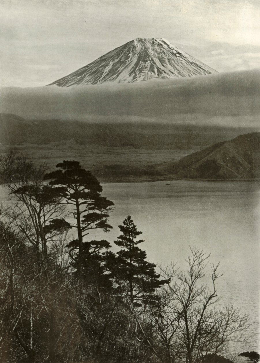 Orta nokler omurgadan Fuji, 1910. by Herbert Ponting