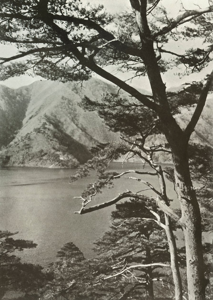 Gölün Karşısındaki Otel, Shoji, 1910. by Herbert Ponting