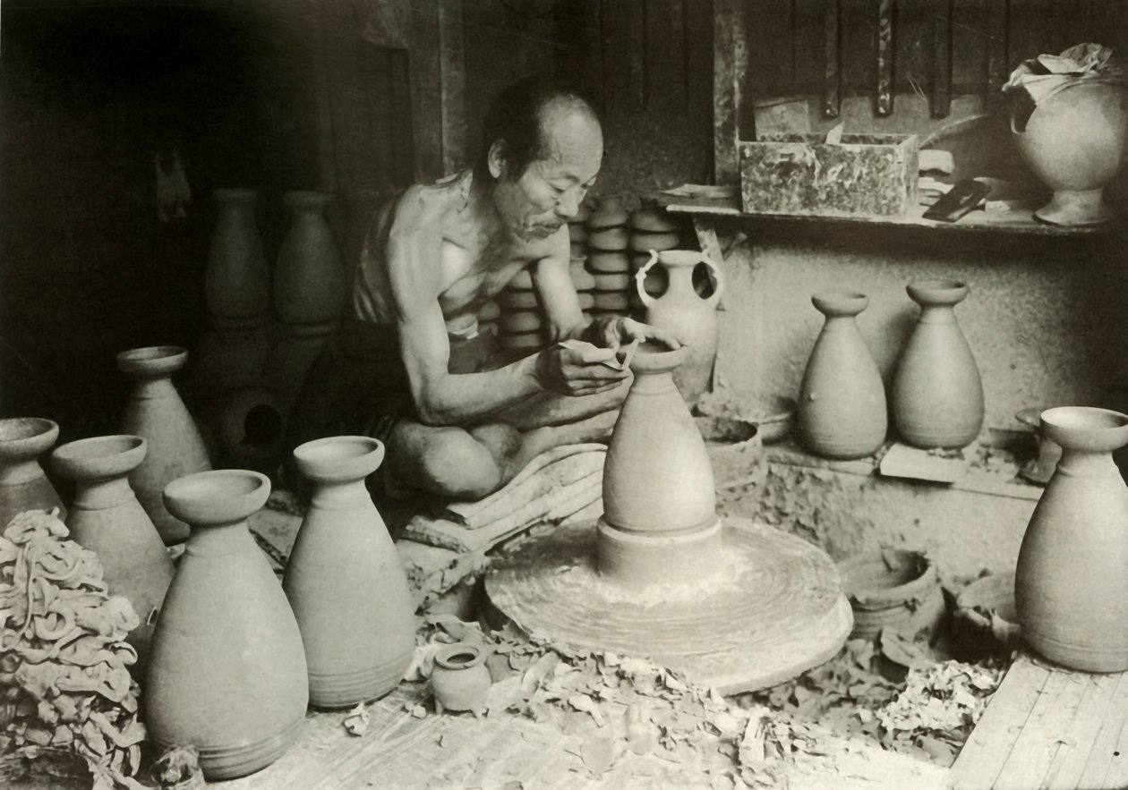 Çarkındaki Potter, 1910. by Herbert Ponting