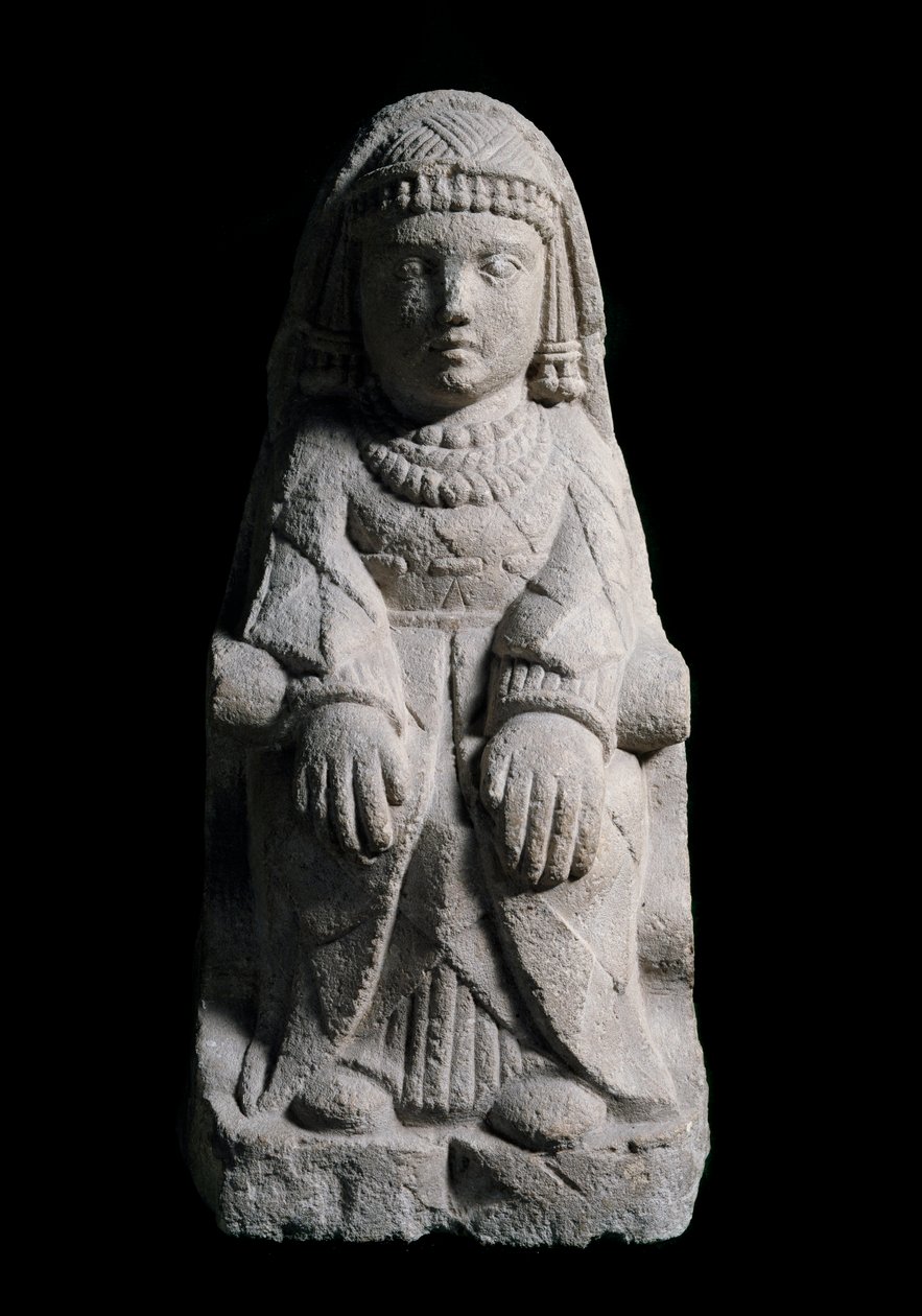 Bayan oturuyor. Kireçtaşı heykeli, MÖ 4.-2. yy by Iberian