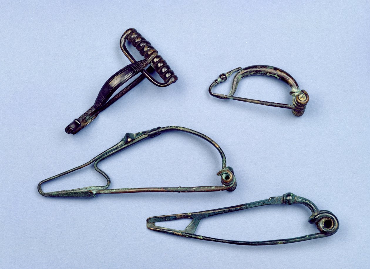 Dört broş, Erken Demir Çağı, MÖ 600-100 (demir) by Iron Age
