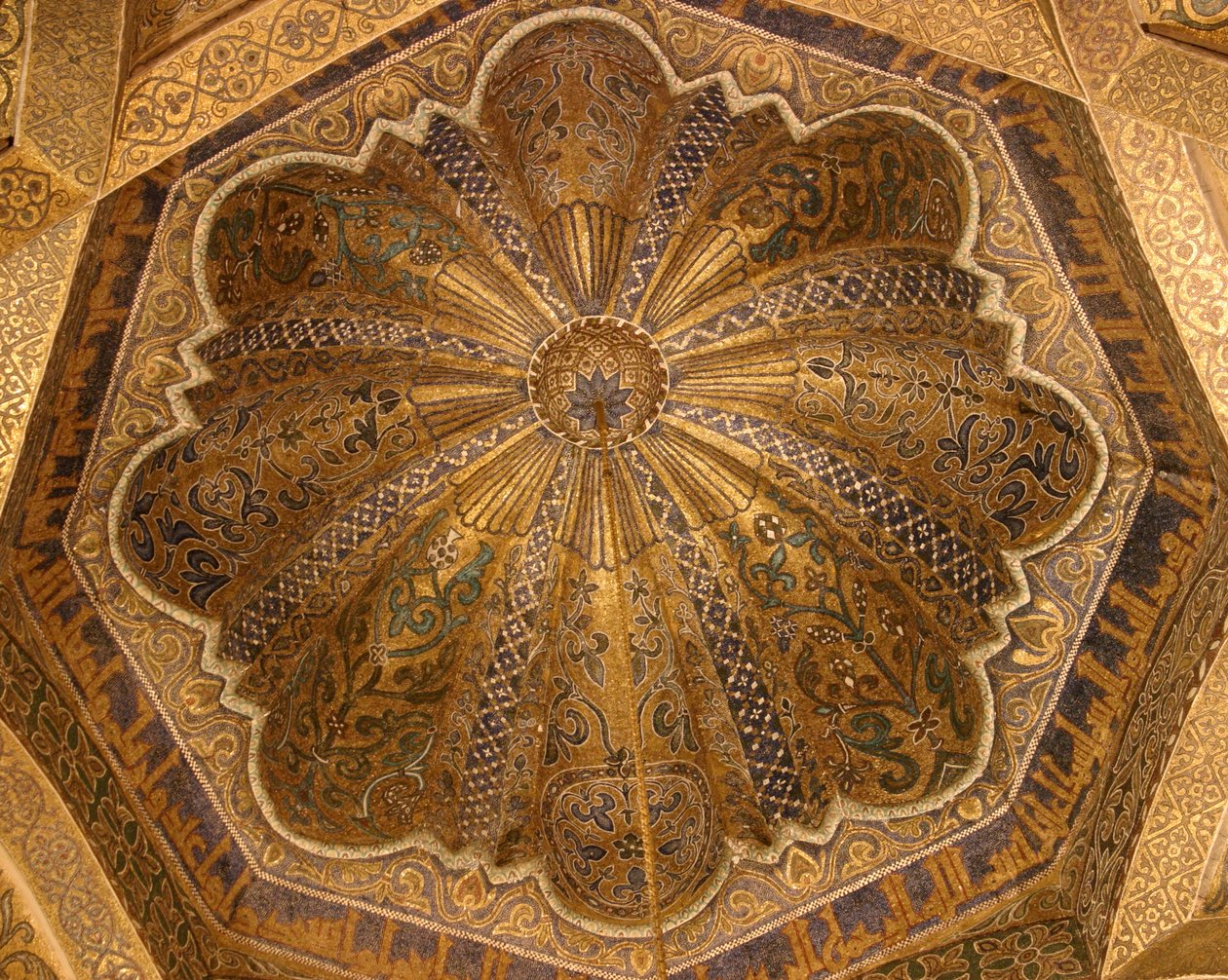 Kubbenin içi by Islamic School