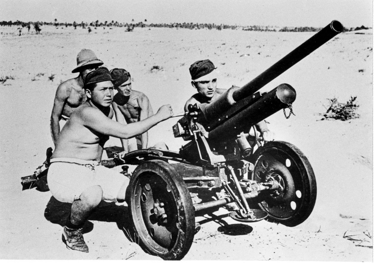 Libya çölünde İtalyan tanksavar. 1941. by Italian Photographer