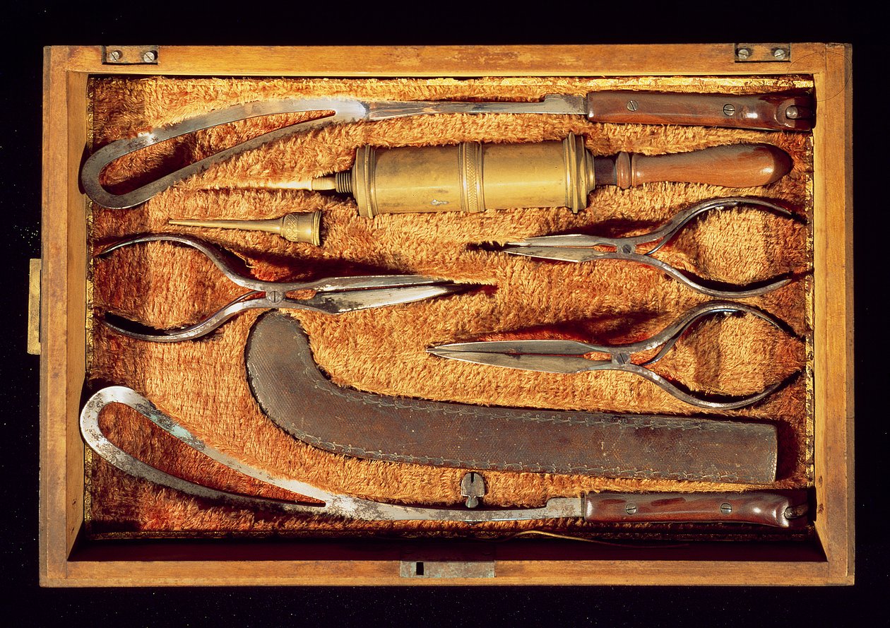 Doğum aletleri kutusu (ahşap ve metal) by Italian School