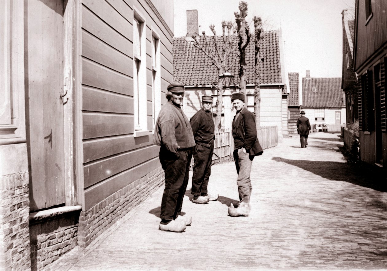 Geleneksel kostümlü erkekler, Broek, Hollanda, 1898. by James Batkin