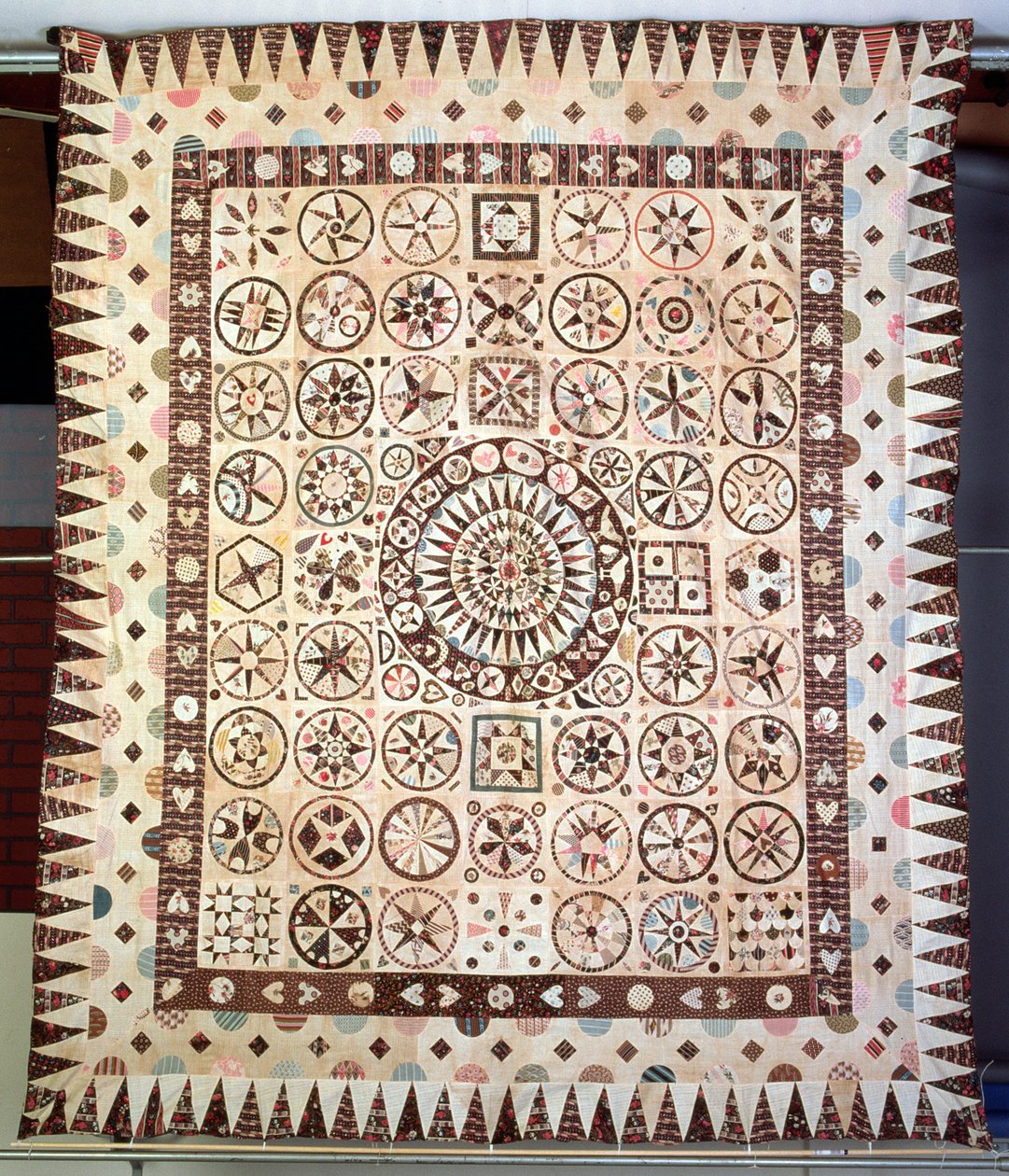 Patchwork yatak örtüsü, İrlanda, 1850-60 (tekstil) by Jane Pizar