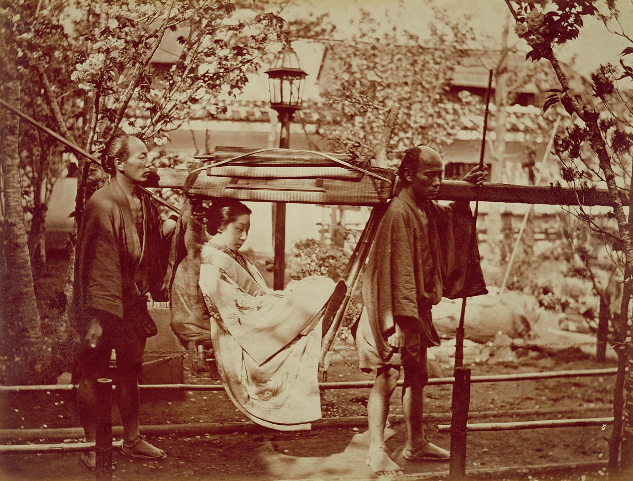 Çöpte taşınan bir geyşa (sepya fotoğrafı) by Japanese Photographer