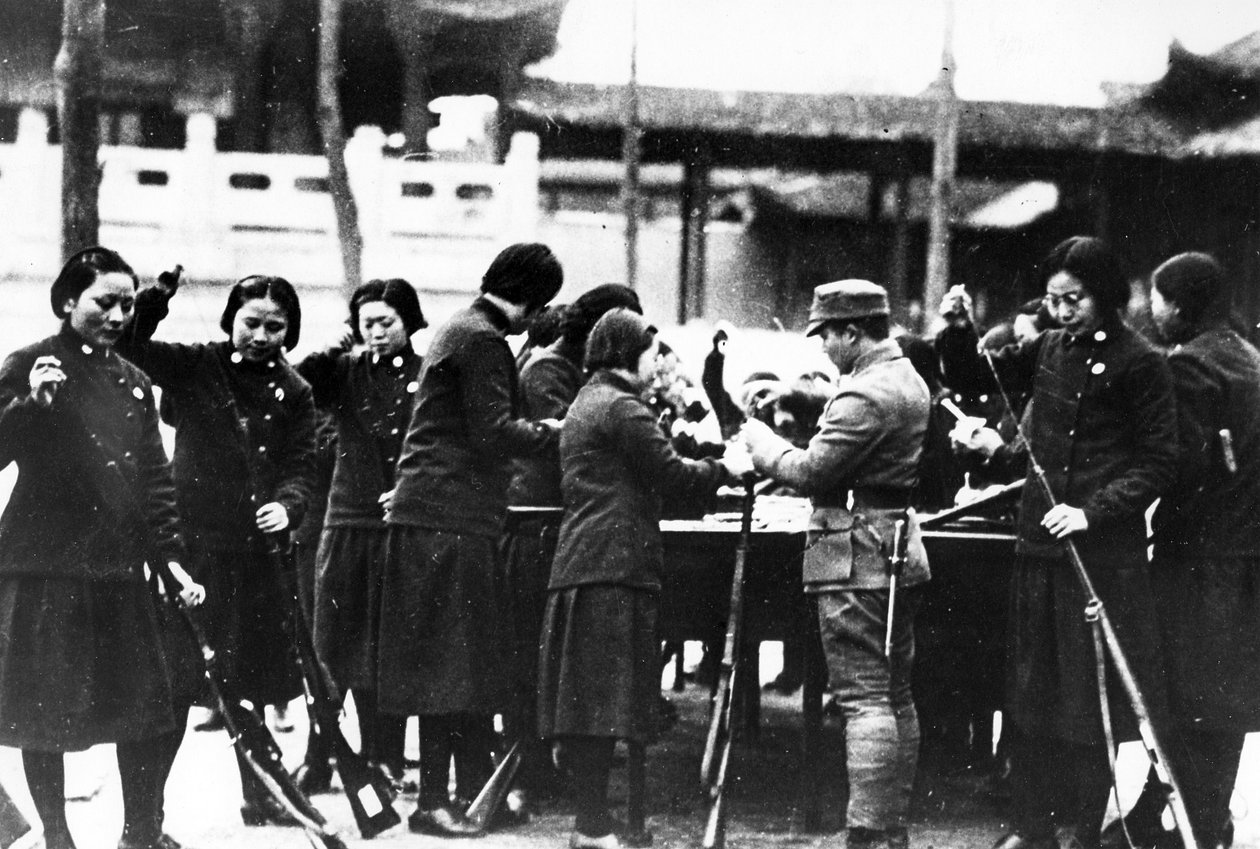 Japon Kadınları Tüfek Yükleme, c.1920-30 by Japanese Photographer