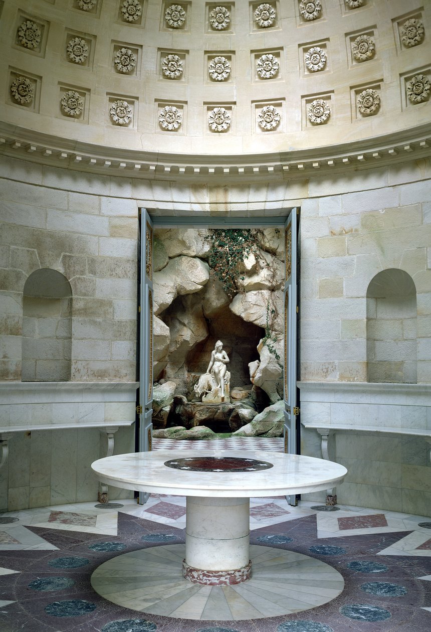 Rotunda ve Laiterie de la Reine Mağarası, 1785 yılında inşa edilmiştir. by Jean Thevenin