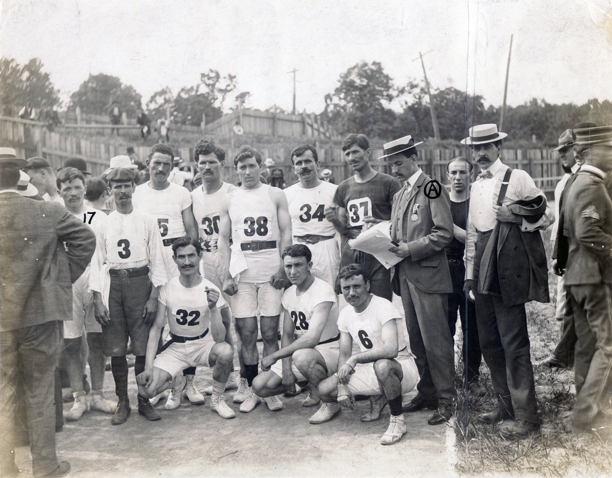 Yunan Atletizm Grubu ve Kübalı Felix Carbejaldesoto pistte poz veriyor. by Jessie Tarbox Beals