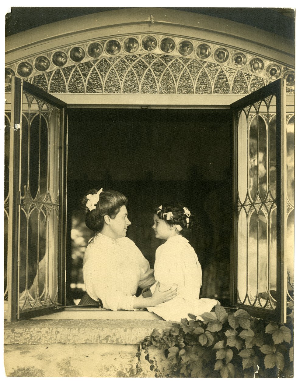 Bayan Ernest Thompson Seton ve kızı Ann by Jessie Tarbox Beals