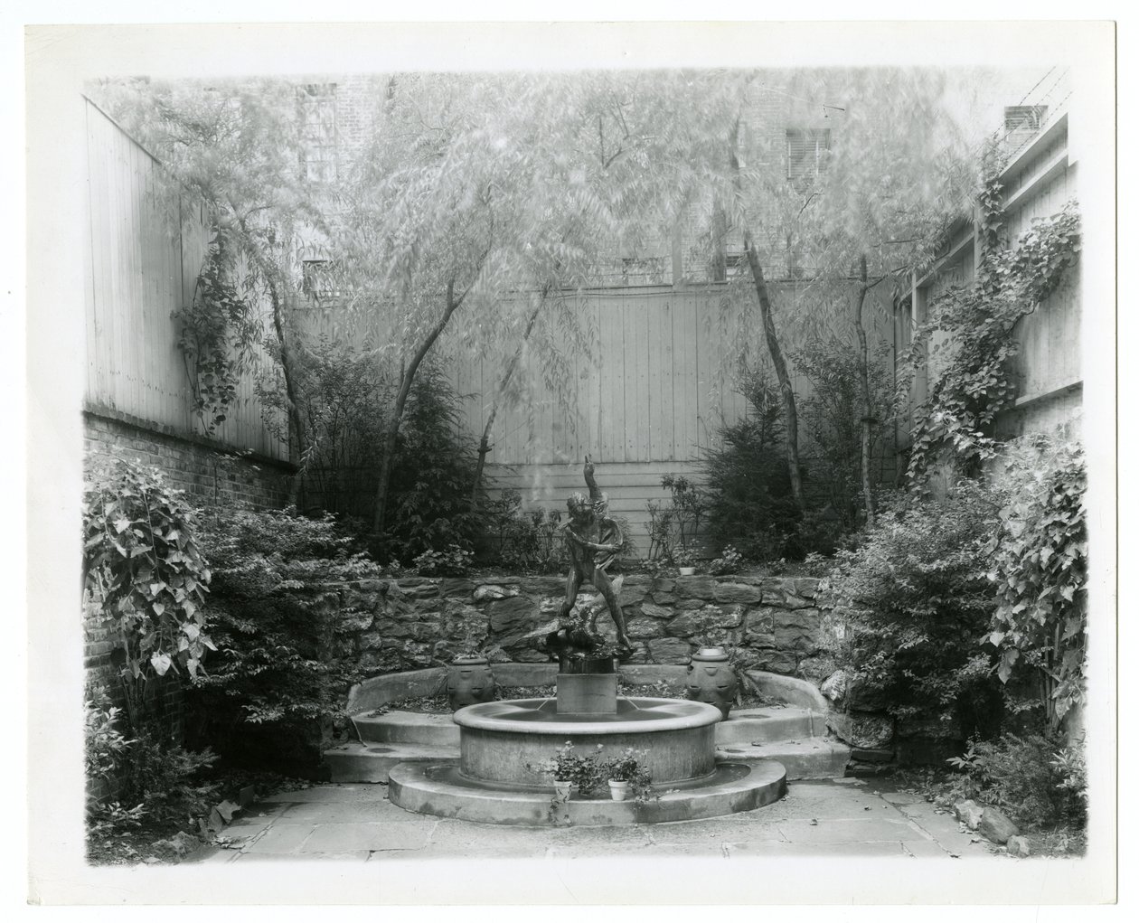bahçe çeşmesi, c.1905-40 (jelatin gümüşü fotoğraf) by Jessie Tarbox Beals
