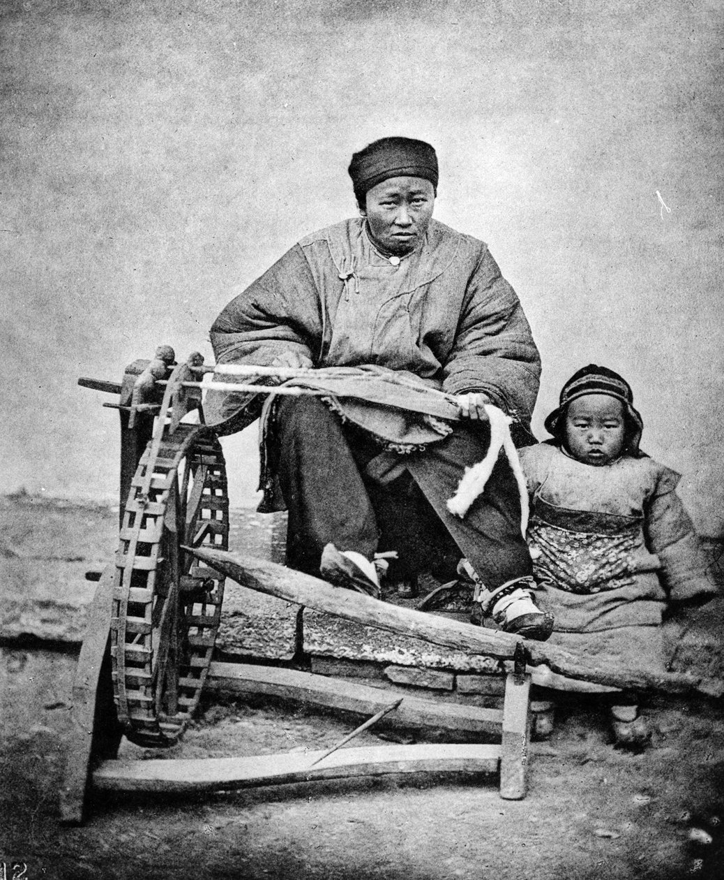 Çıkrıklı Kadın ve Çocuk, 1870'ler by John Thomson