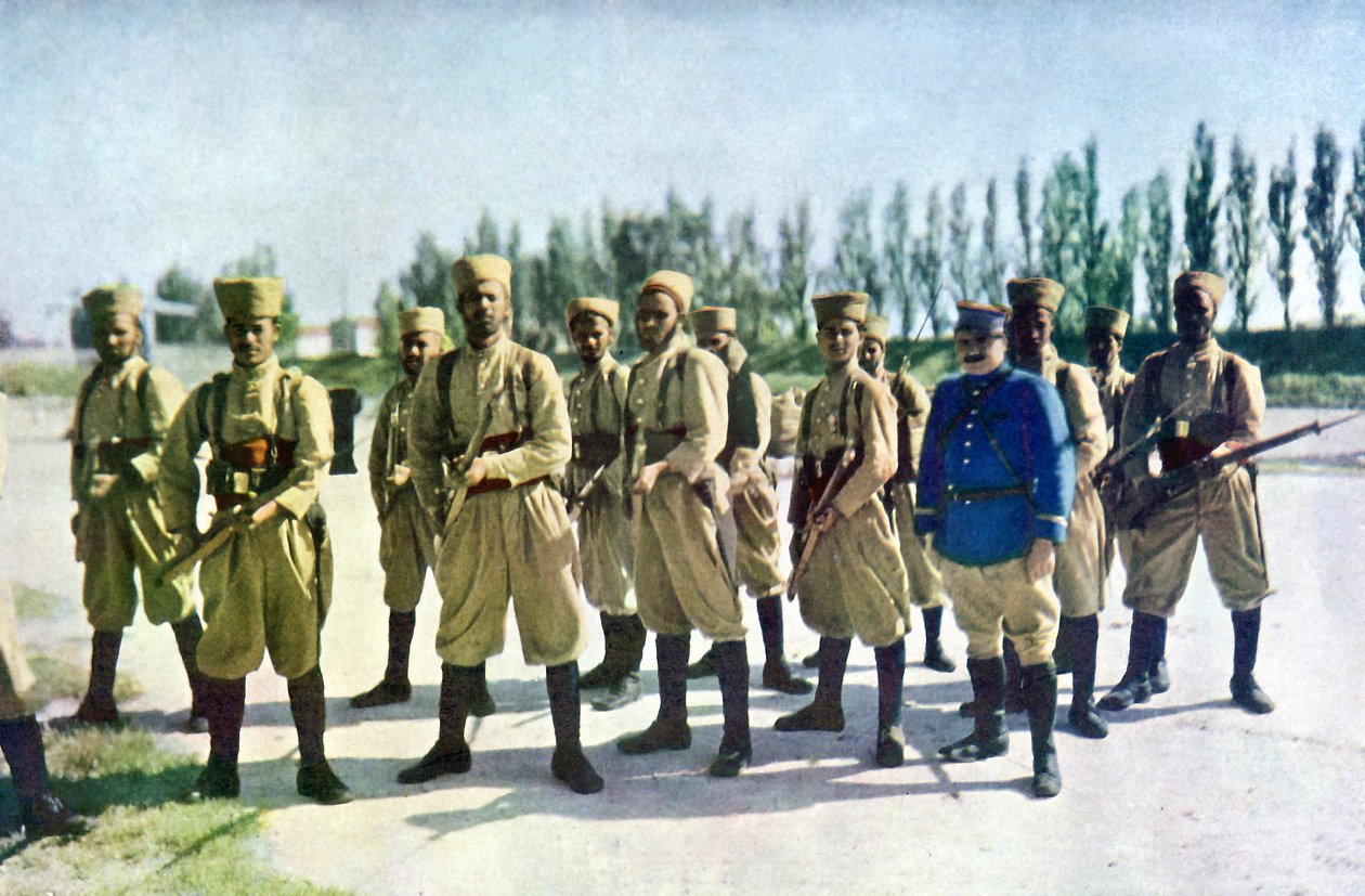 Faslı tüfekli askerler ve bir Fransız subayı, Paris'in doğusundaki Marne Muharebesi sırasında köyün kenarında, Eylül 1914 (otokrom) by Jules Gervais Courtellemont