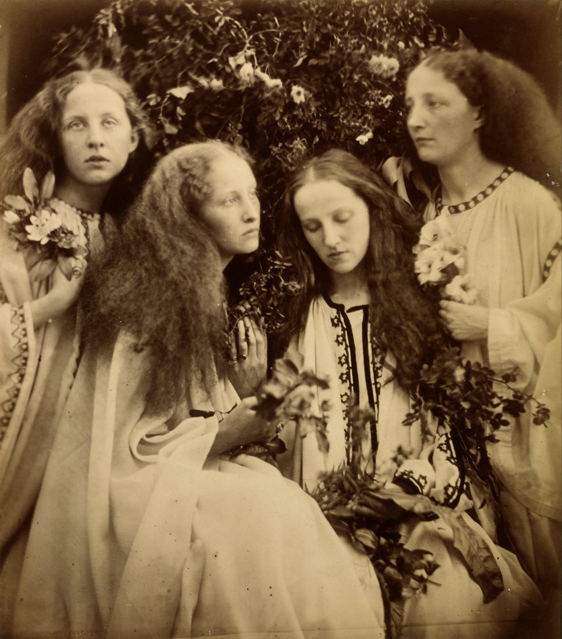 Rosebud Kız Bahçesi by Julia Margaret Cameron