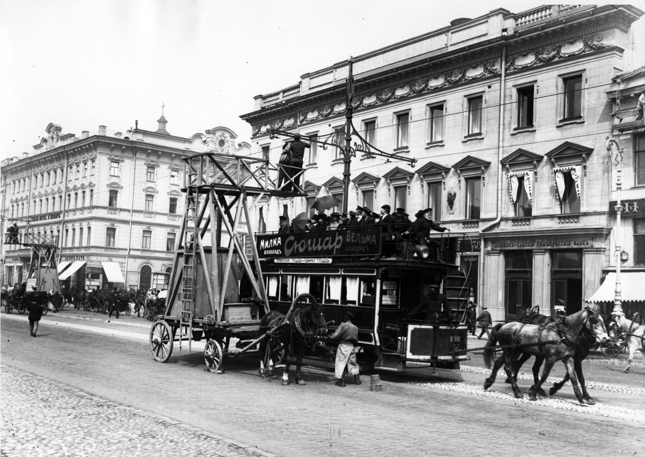 Sokak tramvay tel onarımları için kullanılan ahşap iskele arabası, St Petersburg, 1908 by Karl Karlovich Bulla