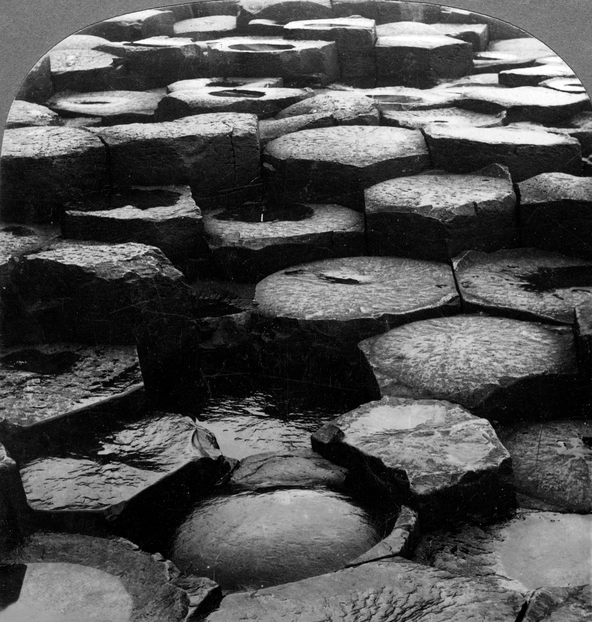 Devler Geçidi, Antrim, Kuzey İrlanda. by Keystone View Company