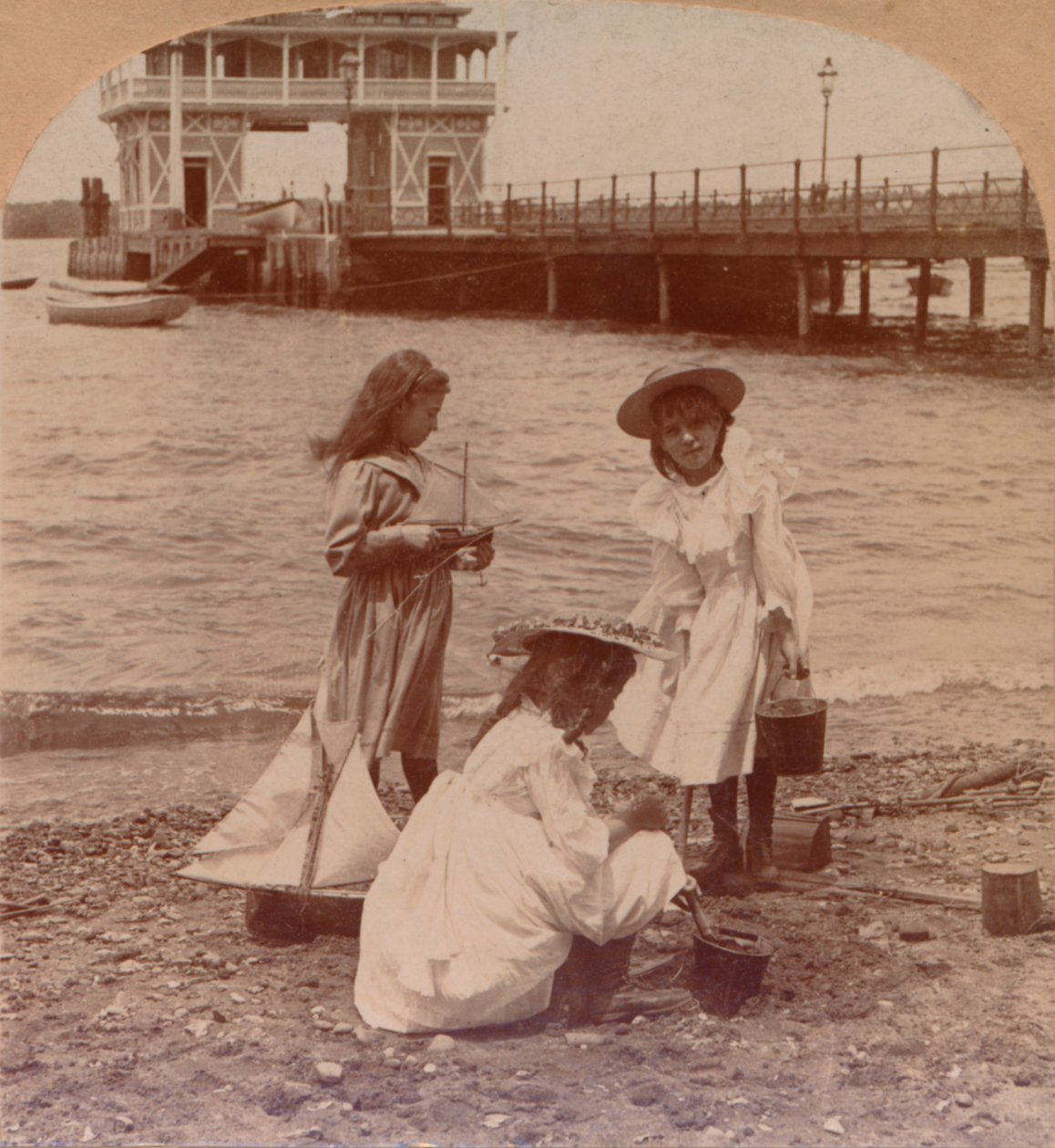 Sahilde oynamak c1900 by Keystone View Company