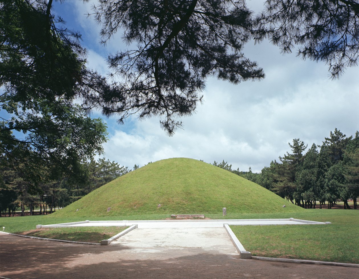 Kral Muryong Tümülüsü by Korean School