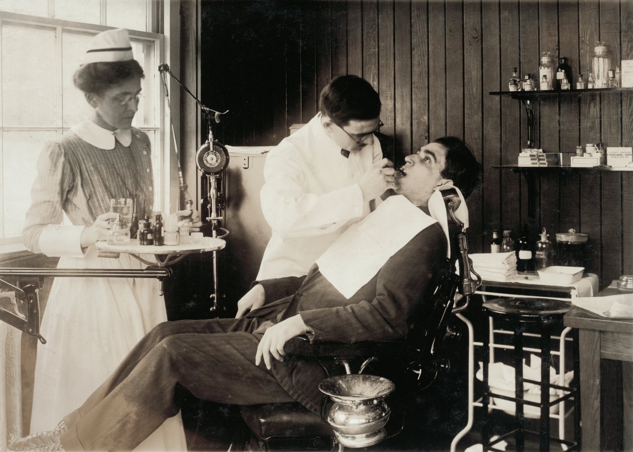 Diş işi olan hasta by Lewis Wickes Hine