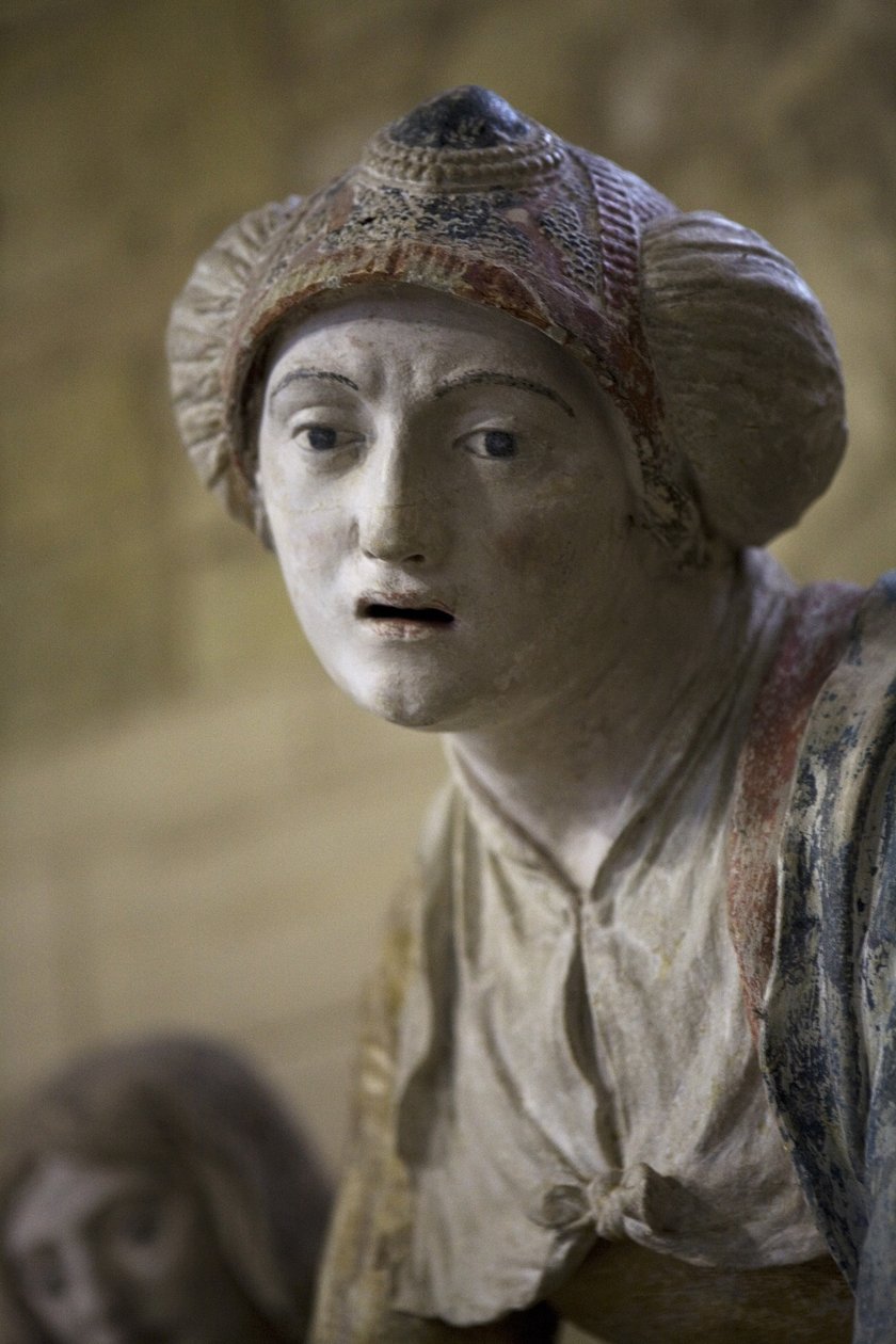 Kaputtaki kutsal kadın (boyalı taş) by Ligier Richier