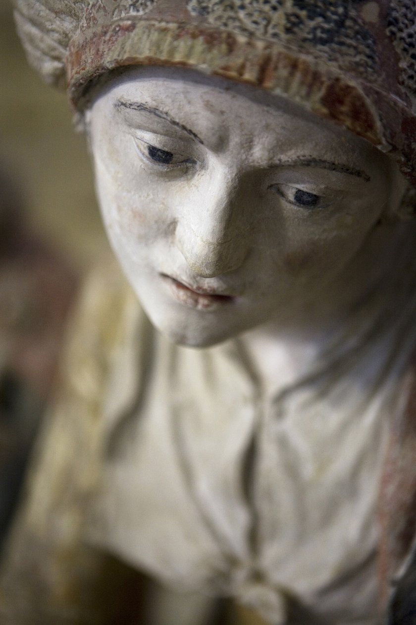 Kaputtaki kutsal kadın (boyalı taş) by Ligier Richier