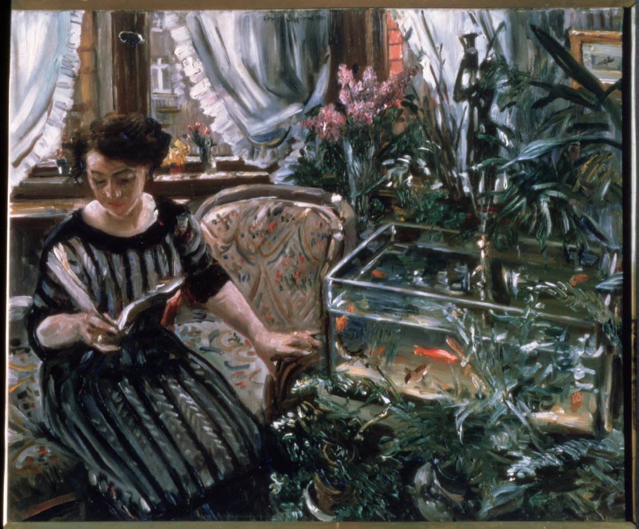 Japon Balığı Tankının Yanında Kitap Okuyan Bir Kadın by Lovis Corinth