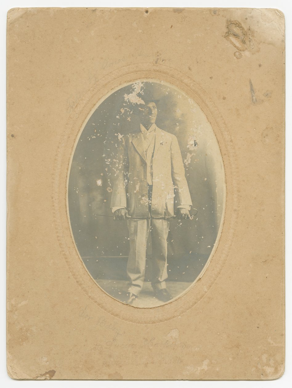 Bir adamın fotoğrafı, ca. 1910. by Lucius Harper