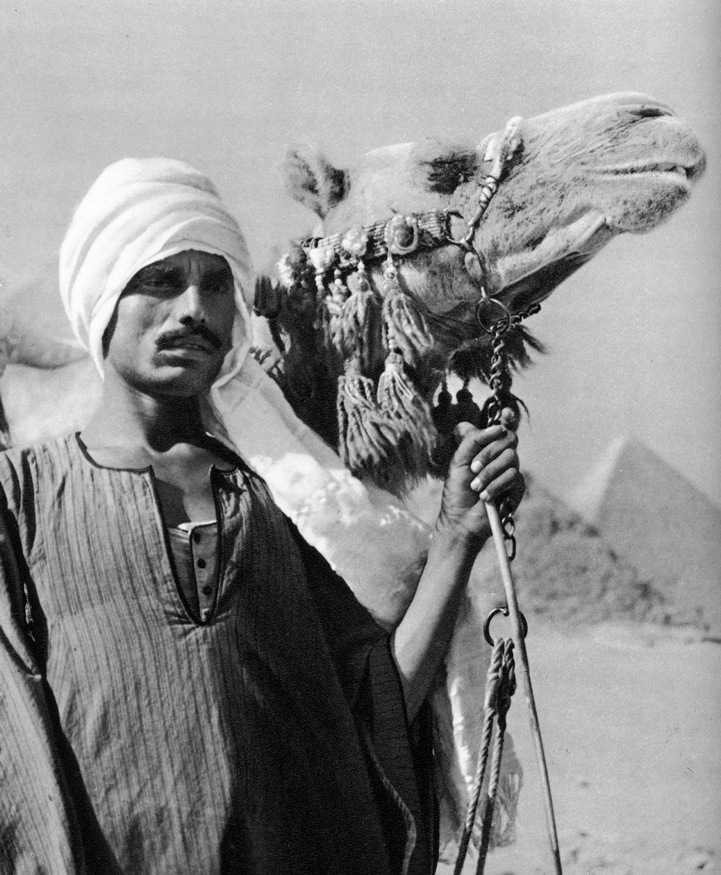 Piramitlerin yakınında Cameldriver, Mısır, 1937 by Martin Hurlimann