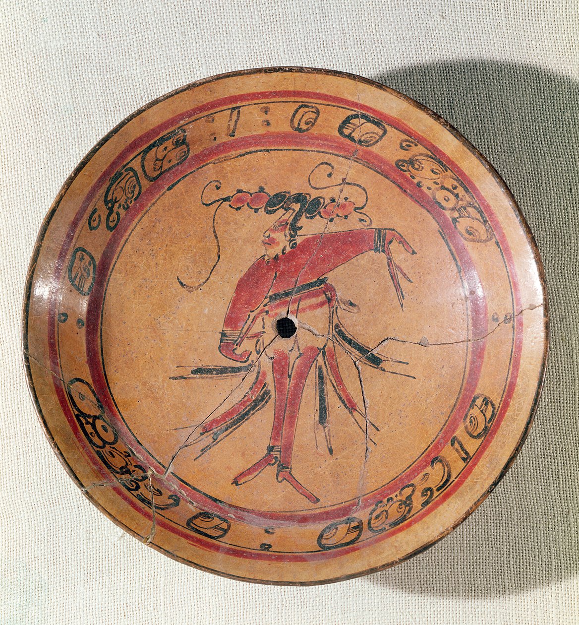 Bir aktörü veya dansçıyı tasvir eden büyük üç ayaklı çanak, 600-950 (boyalı pişmiş toprak) by Mayan