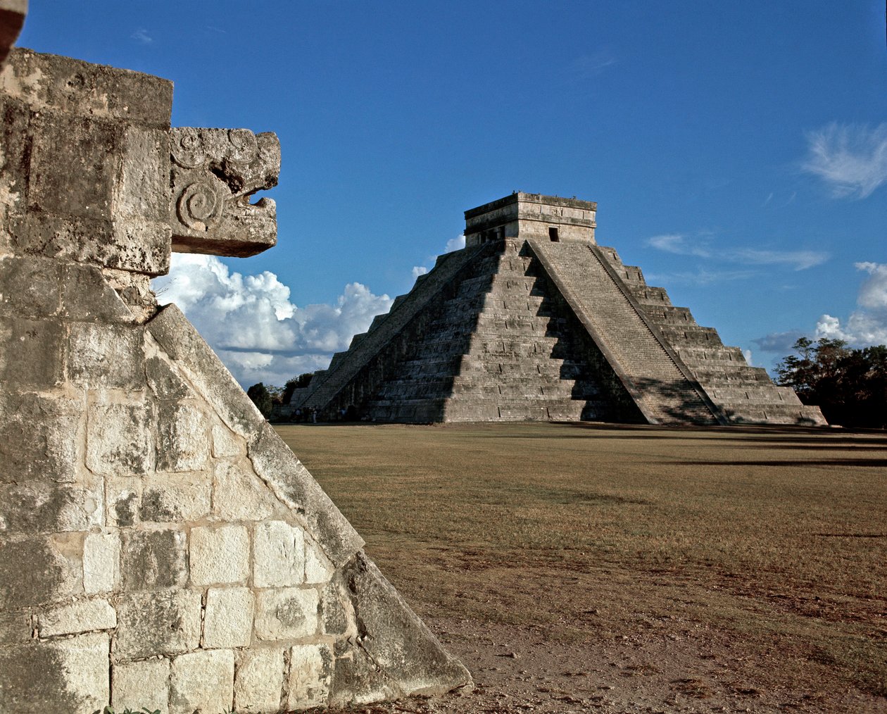 Büyük top sahası ve castillo, 750-1200 by Mayan