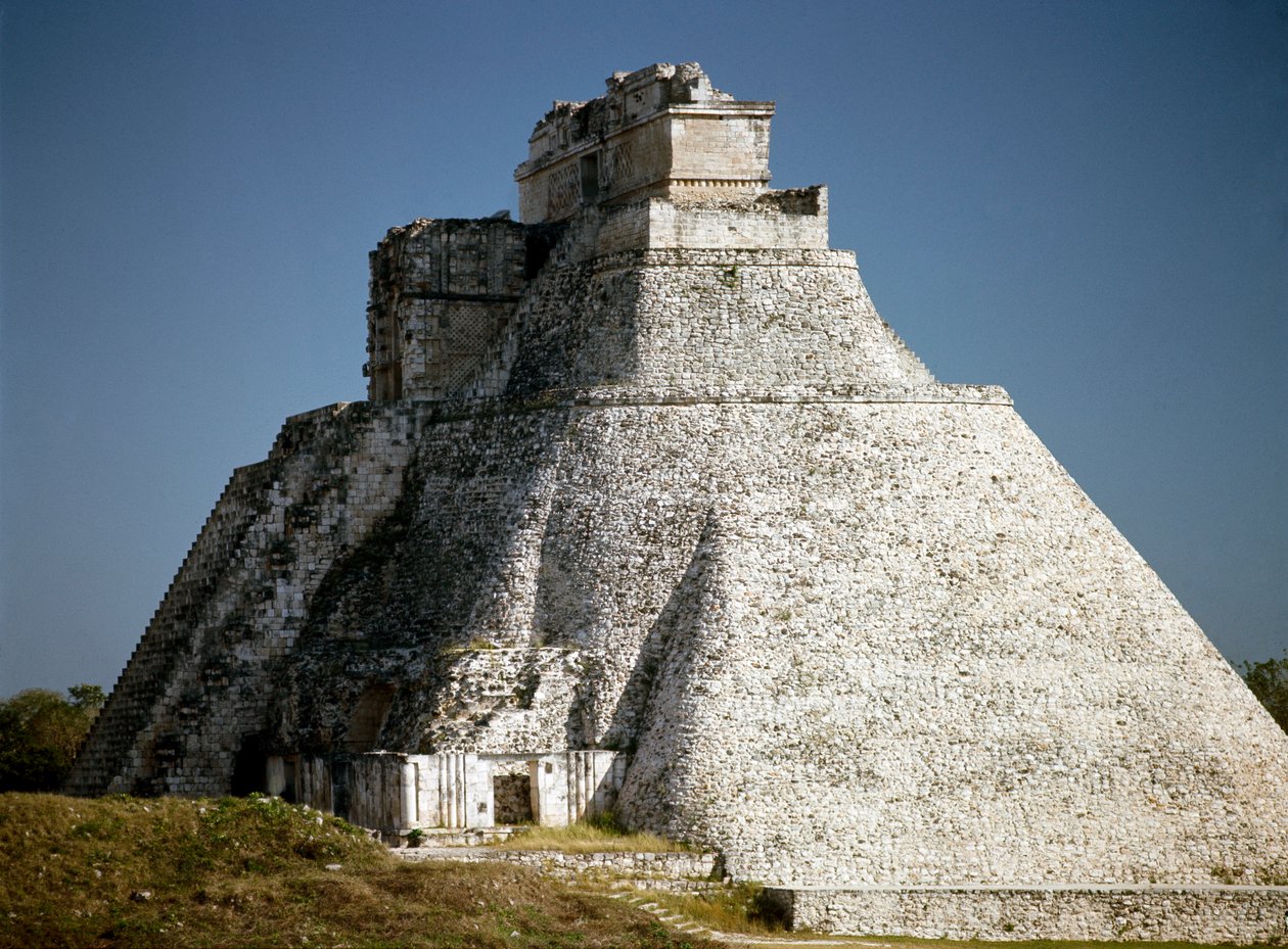 Sihirbaz Piramidi, 6. Yüzyıl by Mayan Mayan