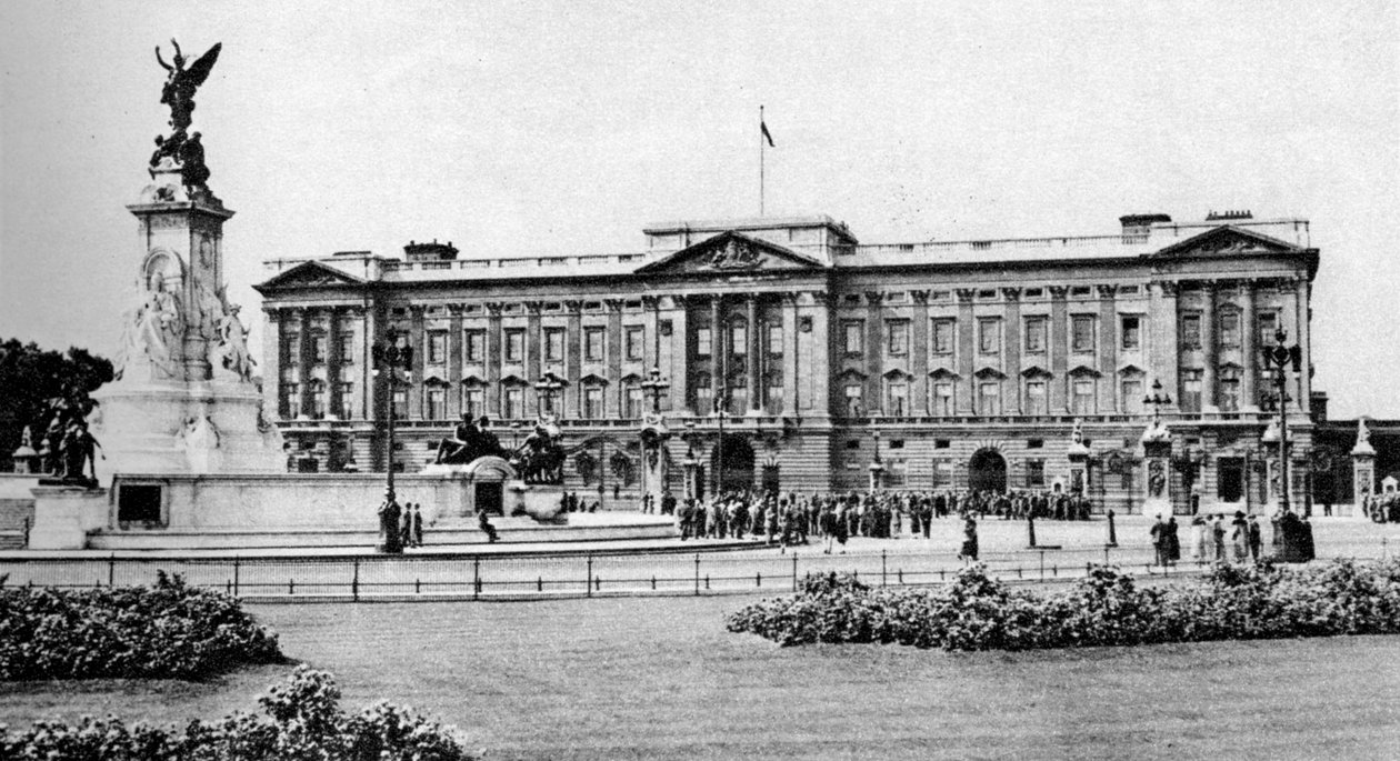 Restorasyonundan sonra Buckingham Sarayı, Londra, 1926-1927. by McLeish