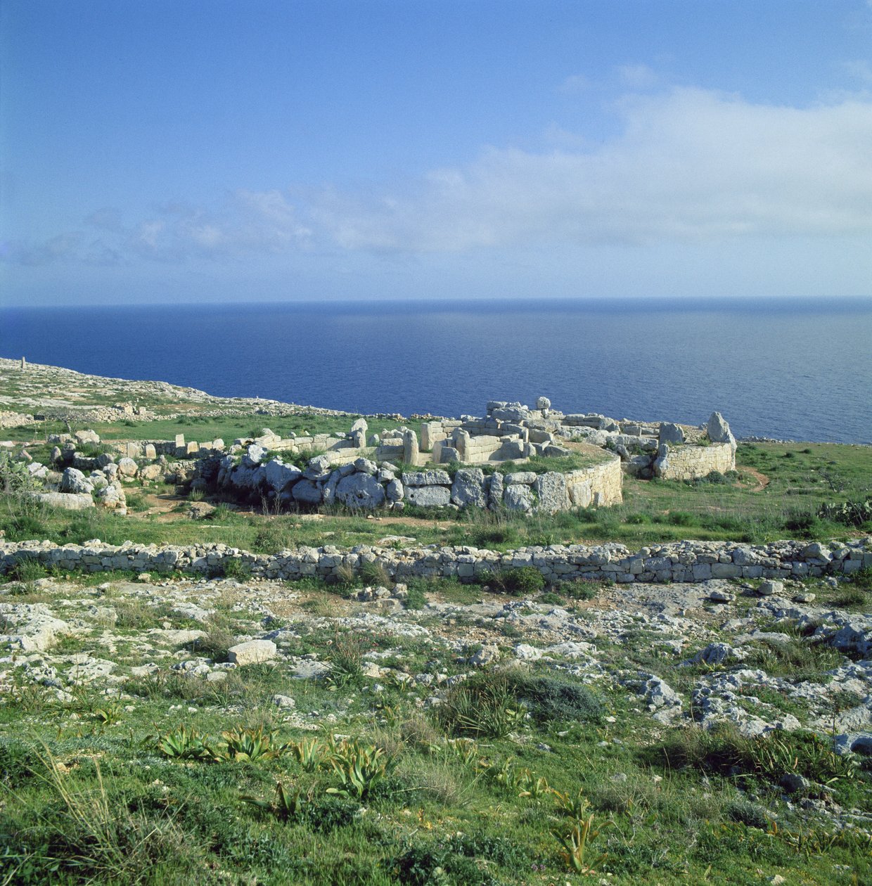 Megalitik tapınak alanı, yaklaşık 30000-c.25000 M.Ö. by Megalithic